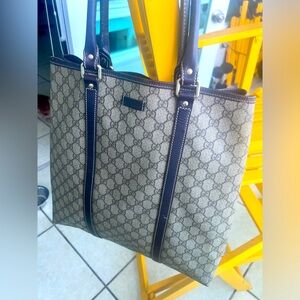 Gucci Tote Medium size.